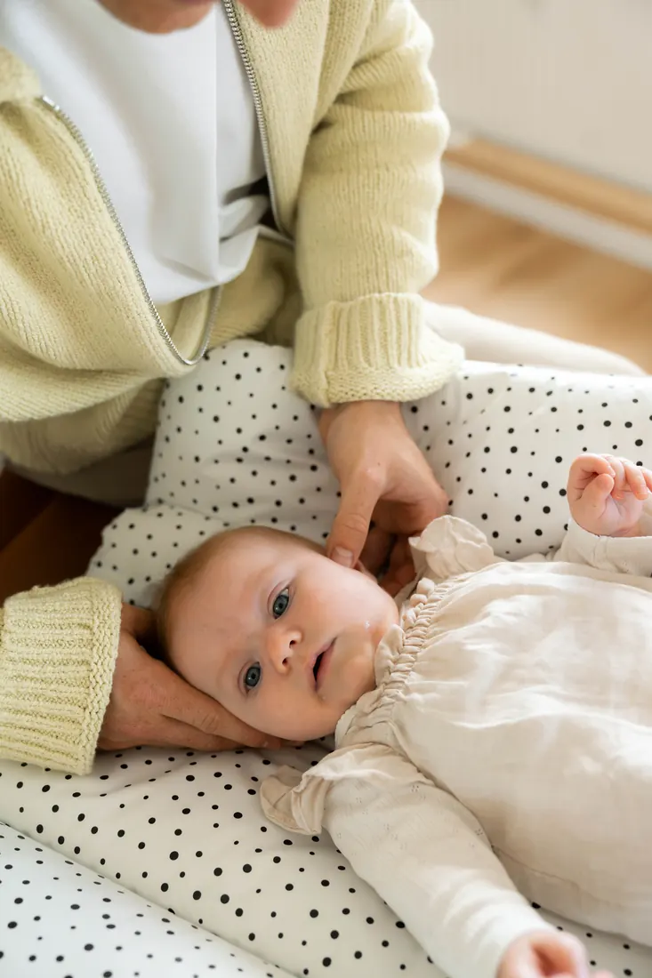 Sanfte chiropraktische Behandlung eines Säuglings