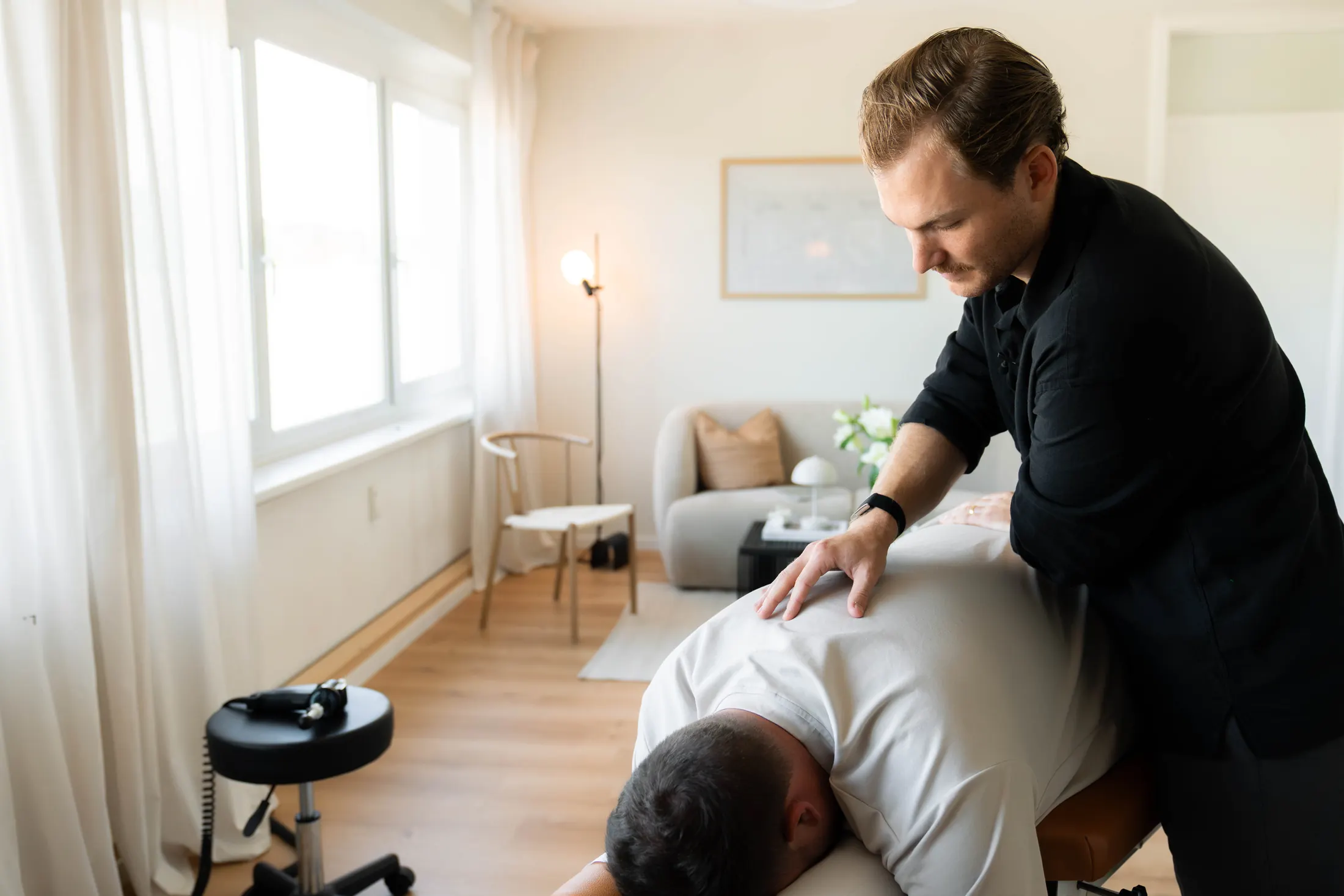 Felix Kowol bei einer chiropraktischen Behandlung in der Praxis Siegen