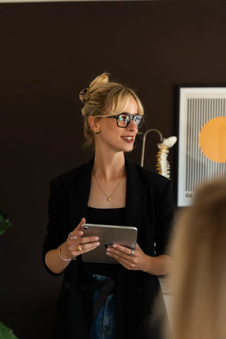 Laetitia Prinz mit Tablet bei der Erstanamnese
