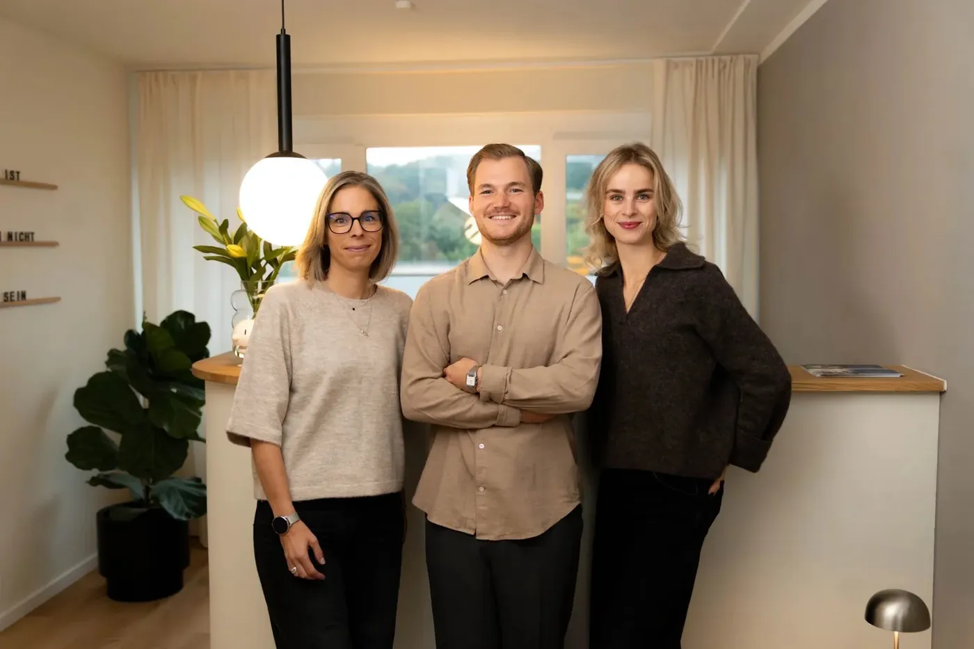 Kathrin Mathes, Felix Kowol und Laetitia Prinz in der Praxis