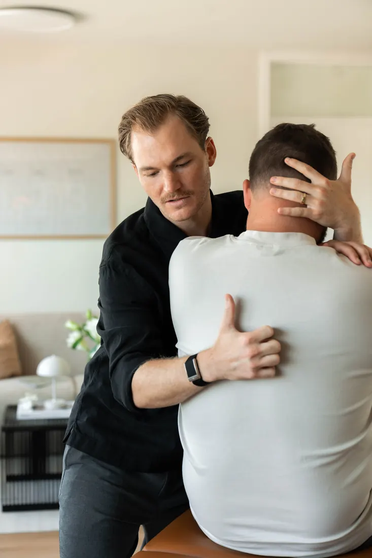 Chiropraktische Behandlung im Sitzen